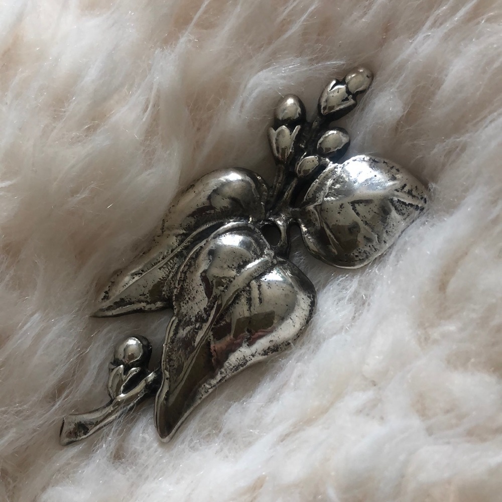 Vintage, sterling silver brooch with leaves 🎄